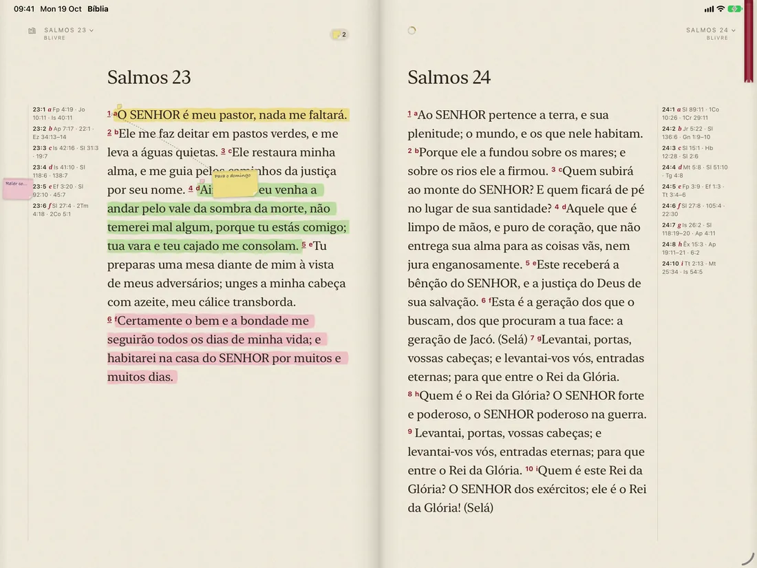 O iPad na horizontal, com a Bíblia aberta em duas páginas, com marcas e um post-it